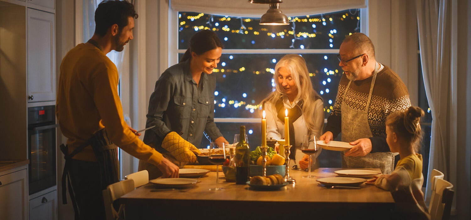 Familie beim Weihnachtsessen - alles schnell und einfach im Backofen zubereitet.