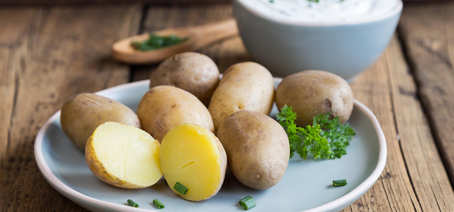 Ein Teller mit leckeren Pellkartoffeln dazu ein Dip