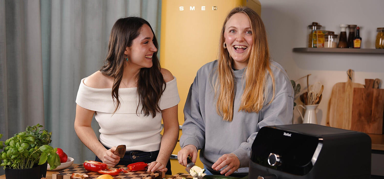 Ein Bild von den beiden Kochstudio Mitgliedern Saskia und Sofie