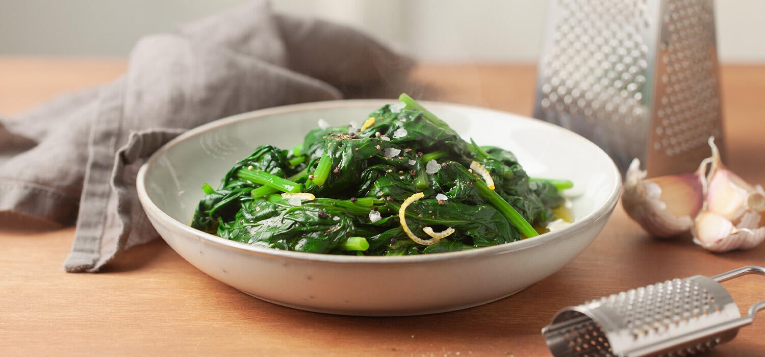 Bild von einem Teller leckerem Spinat schmackhaft gewürzt