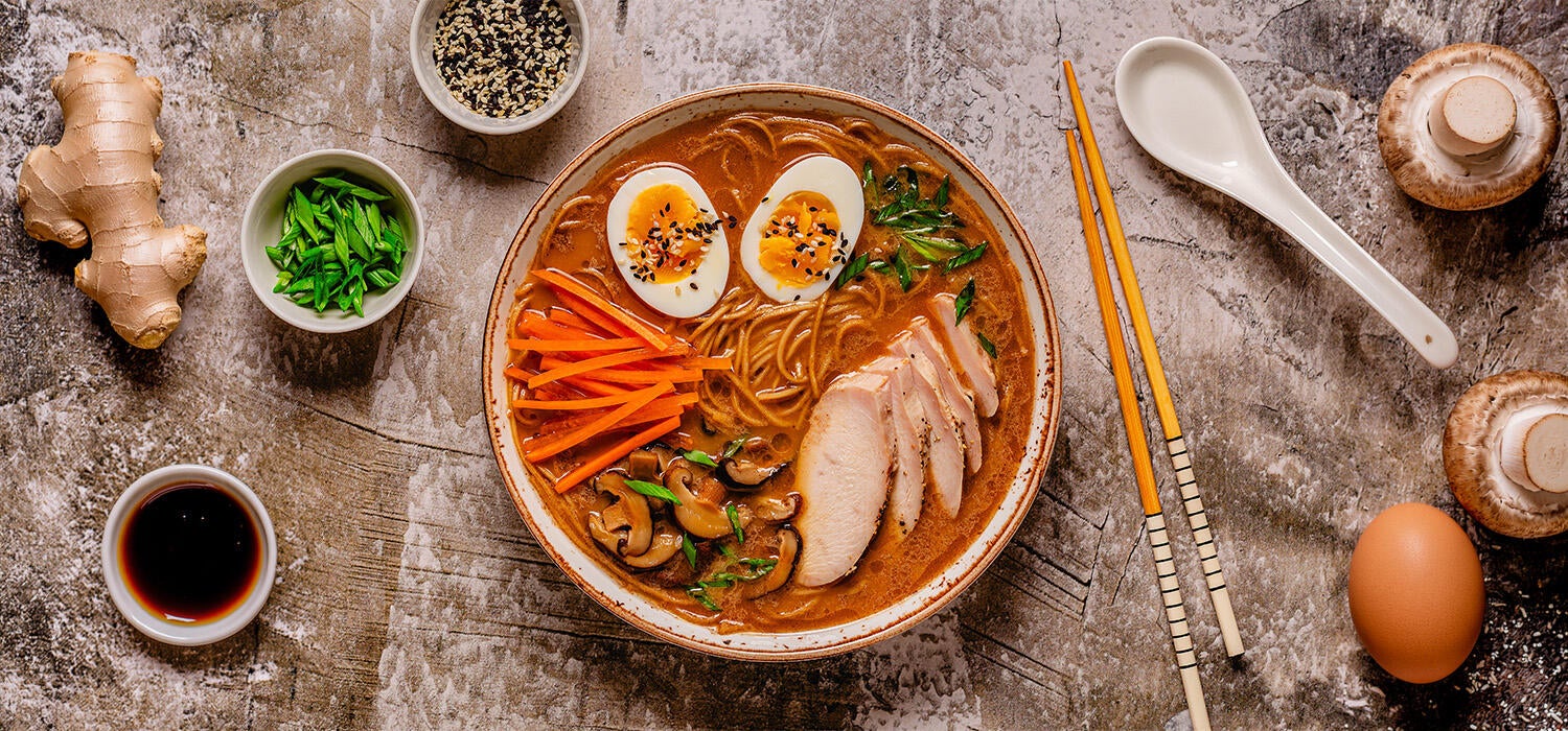 Instant Ramen mit verschiedenen Toppings: EI, Karotte, Fleisch Champignons und Kräutern.