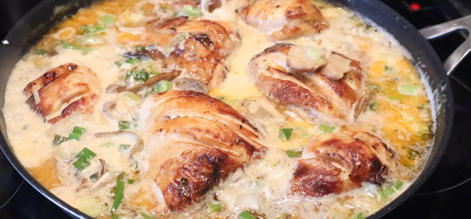 Gebackene Hühnchenschenkel in Shiitake Pilzrahmsauce