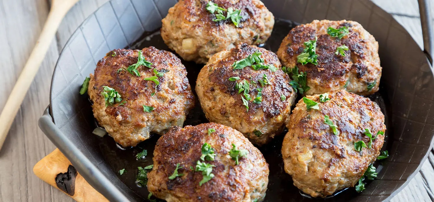 gebratene Hackfleisch-Bällchen in einer Pfanne