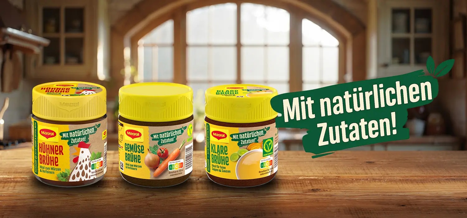 Drei Maggi Bruehe-Glaeser auf Holztisch, Sorten Huehner-, Gemuese- und Klare Bruehe, Hinweis Mit natuerlichen Zutaten
