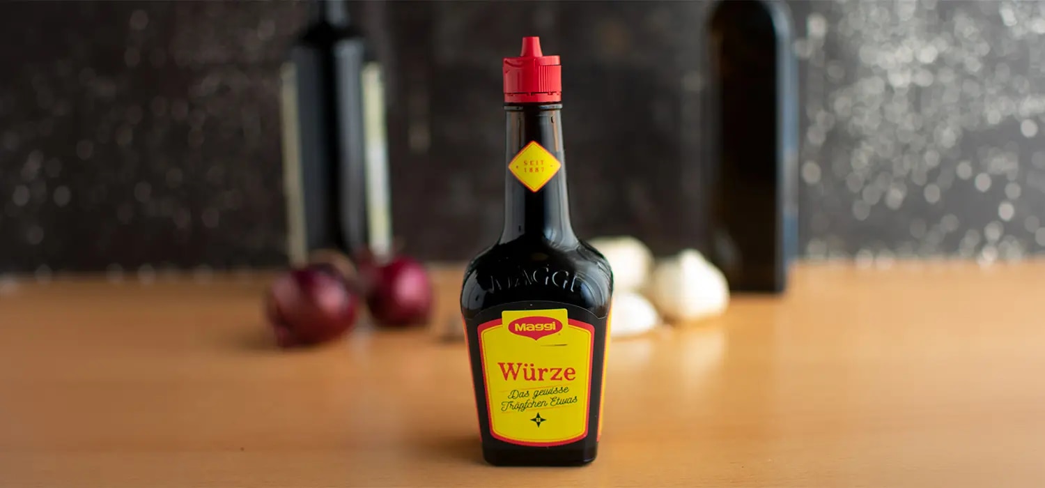 Fokussierte Abbildung der MAGGI Original Würze auf einer Tischplatte.
