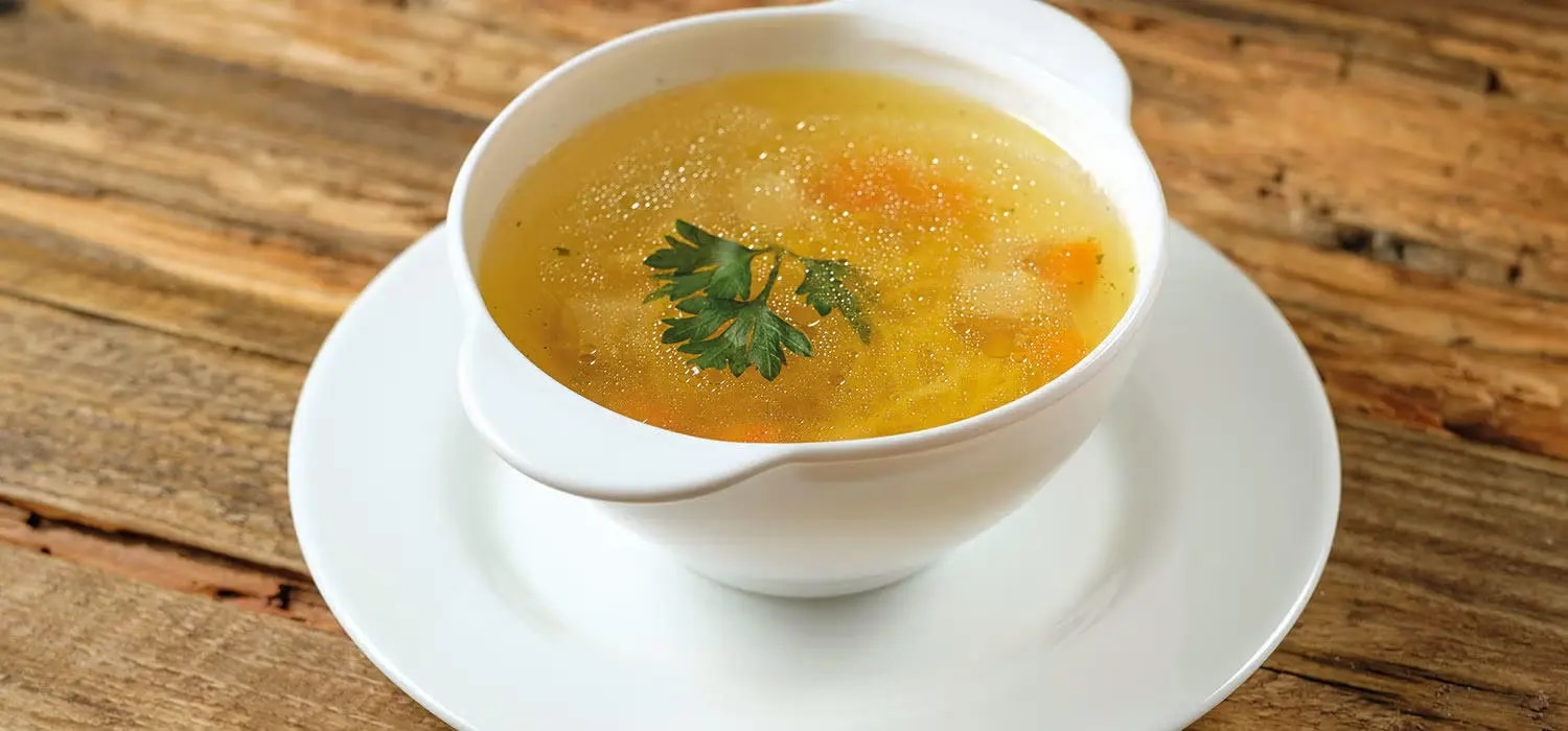 Suppe mit Nudeln und Karotten