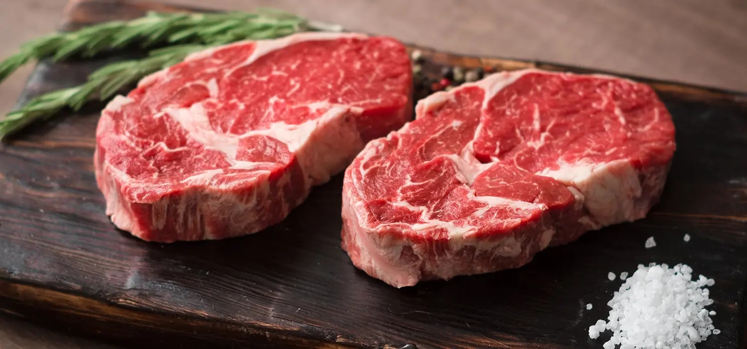 Zwei saftige rohe Steaks mit Salz gewürzt