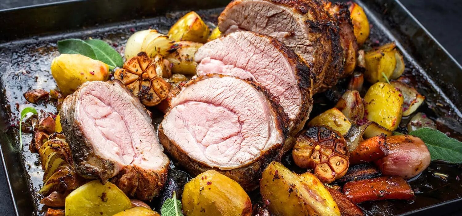 Braten mit Kartoffeln und Gemüse als schnelles Weihnachtsessen aus dem Ofen