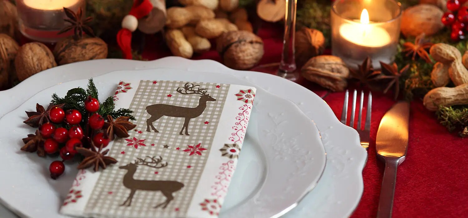 festliche Tafel mit schönem Geschirr und weihnachtlichen Servietten