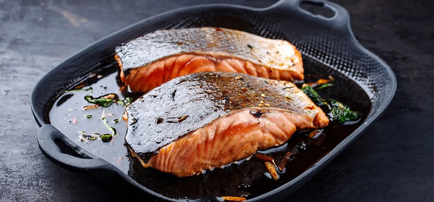 Lachs asiatische Art in der Pfanne