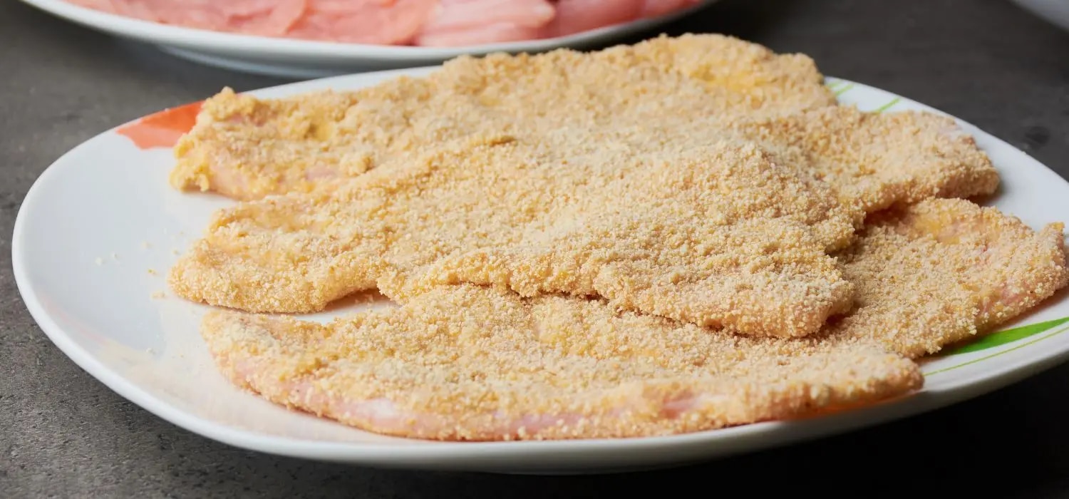 Rohes Schnitzel paniert