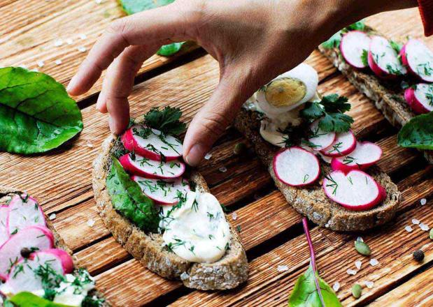 Zubereitung einer leckeren Brotzeit