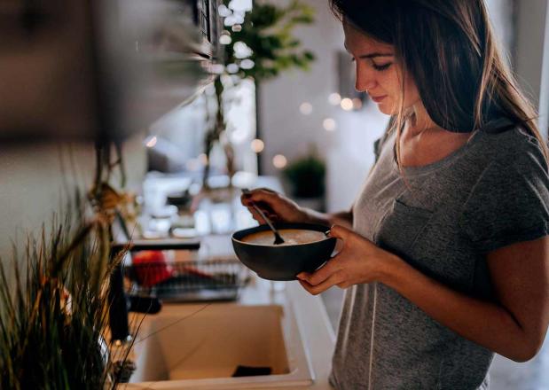 Frau bereitet sich ihrFeierabend Essen