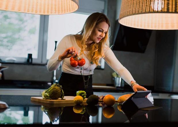 Frau bereitet ein schnelles Abendessen zu