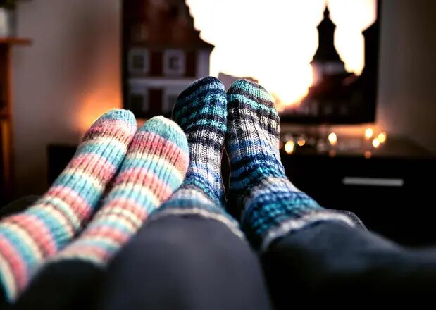 Ein Pärchen schaut einen Serienmarathon