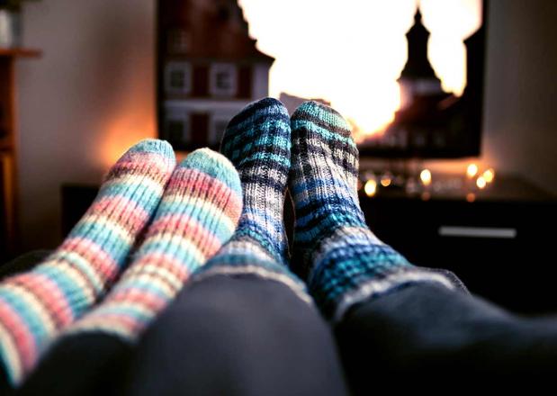 Ein Pärchen schaut einen Serienmarathon