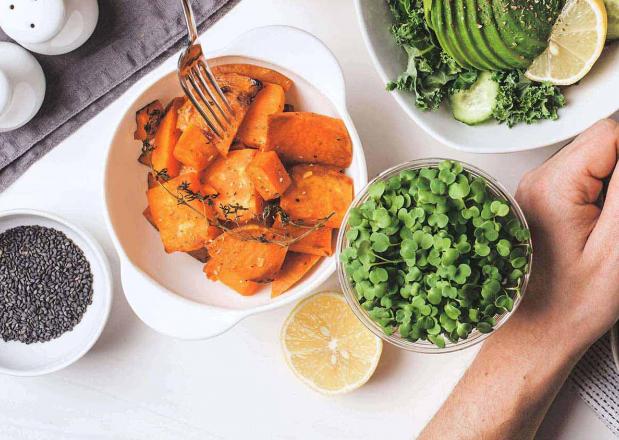 Süßkartoffeln auf einem reichhaltig gedeckten Tisch