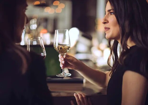 Zwei Freundinnen genießen ihren Wein