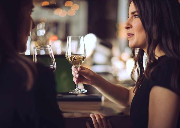 Zwei Freundinnen genießen ihren Wein