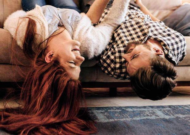 Frau und Manngenießen ihr Wochenende