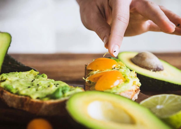 Frau bereitet ein Avocadocreme-Rezept zu