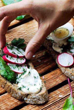 Zubereitung einer leckeren Brotzeit