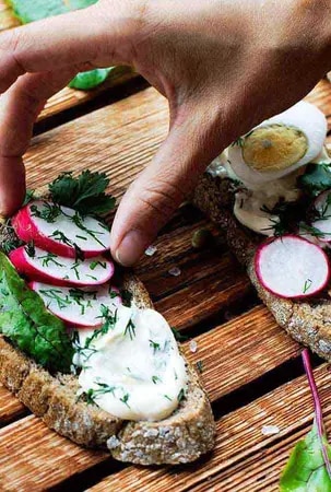 Zubereitung einer leckeren Brotzeit