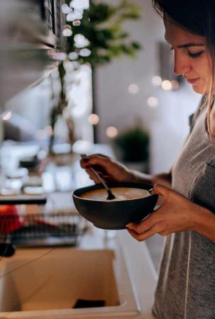 Frau bereitet sich ihrFeierabend Essen