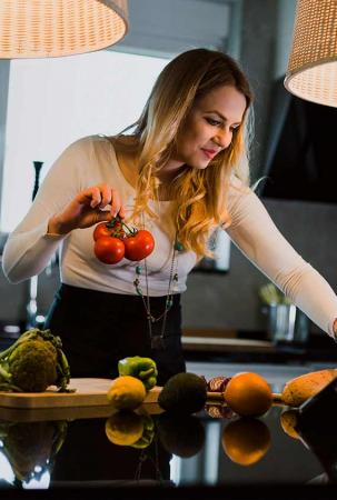 Frau bereitet ein schnelles Abendessen zu