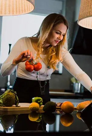 Frau bereitet ein schnelles Abendessen zu