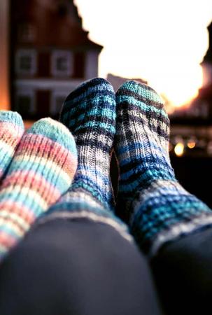 Ein Pärchen schaut einen Serienmarathon