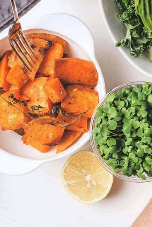 Süßkartoffeln auf einem reichhaltig gedeckten Tisch