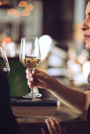 Zwei Freundinnen genießen ihren Wein