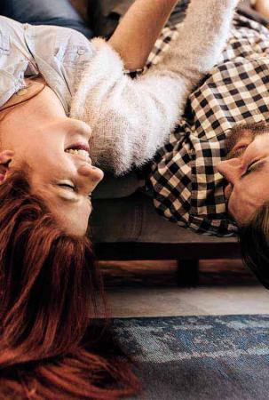 Frau und Manngenießen ihr Wochenende