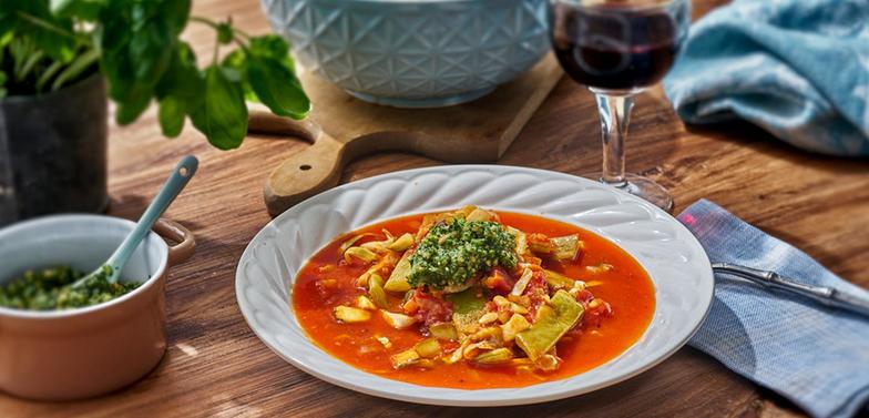 Reich gedeckter Tisch mit Gemüsesuppe