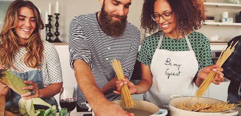 Maggi Kochratgeber Header Freunde kochen