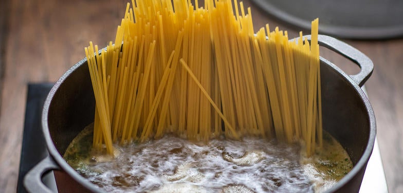 Pasta kochen mit MAGGI Gemüse Brühe