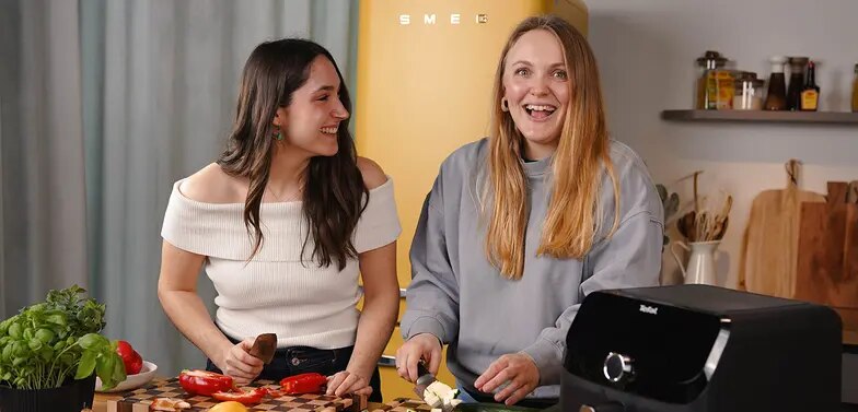 Ein Bild von den beiden Kochstudio Mitgliedern Saskia und Sofie