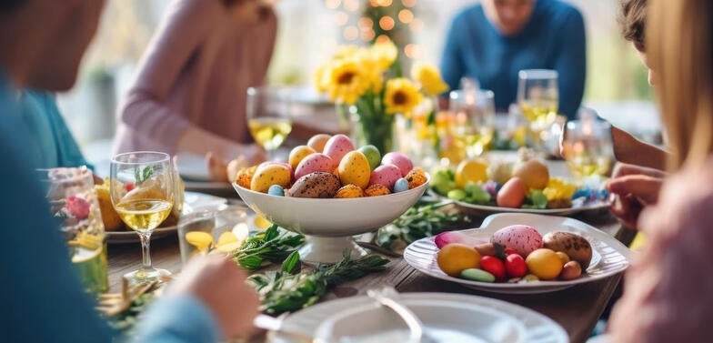 Bild von einem Essen mit Osterdekoration
