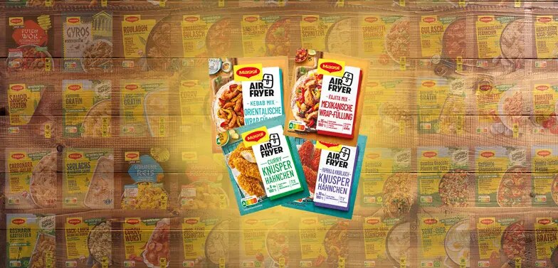 Vier Maggi Airfryer Fix Packungen für Wrap Füllung und Knusperhähnchen auf Holz, Hintergrund mit weiteren Produkten