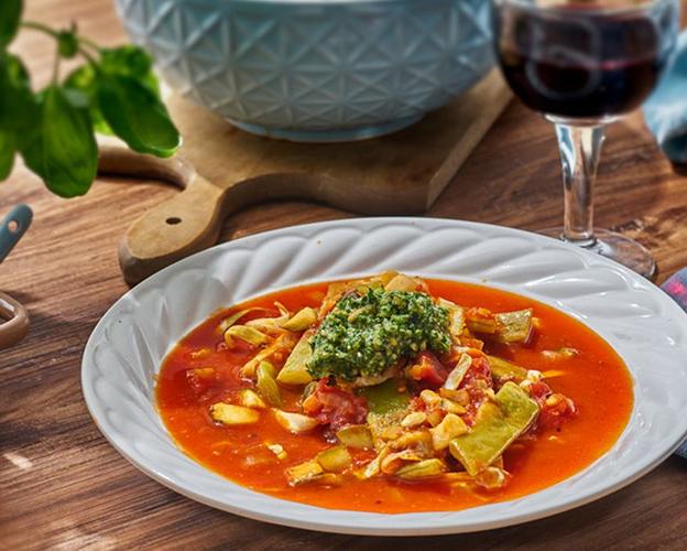 Reich gedeckter Tisch mit Gemüsesuppe