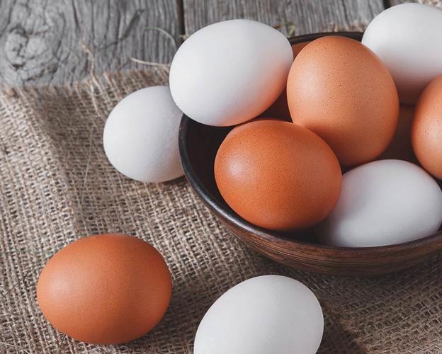 Eine Schale mit braunen und weißen Eiern