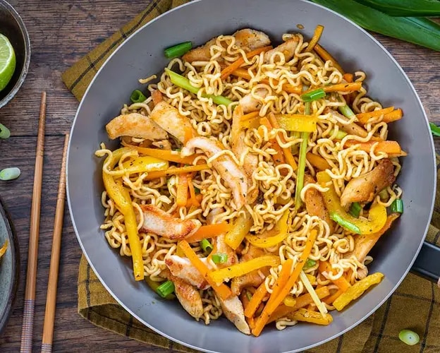 Gebratene Nudeln thailändische Art Rezeptbild
