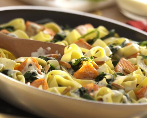 Bandnudeln mit Lachs und Blattspinat