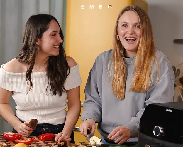 Ein Bild von den beiden Kochstudio Mitgliedern Saskia und Sofie