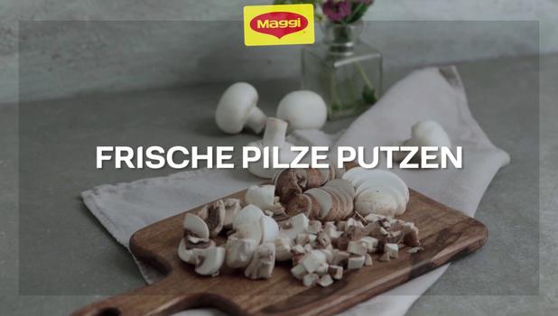 Frische Pilze putzen