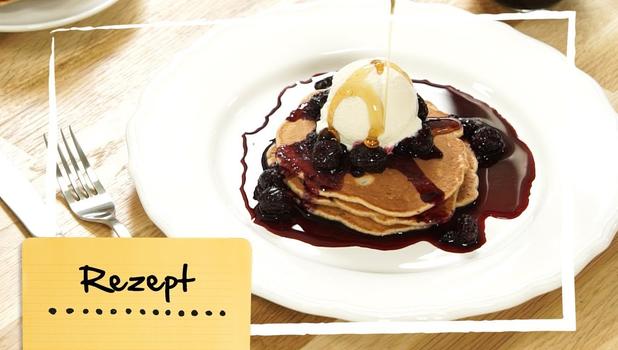 Walnuss Pancake mit Kompott und Frozen Joghurt