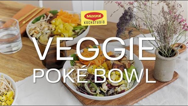 Bunte Veggie Poké Bowl mit Wildreis und Avocado