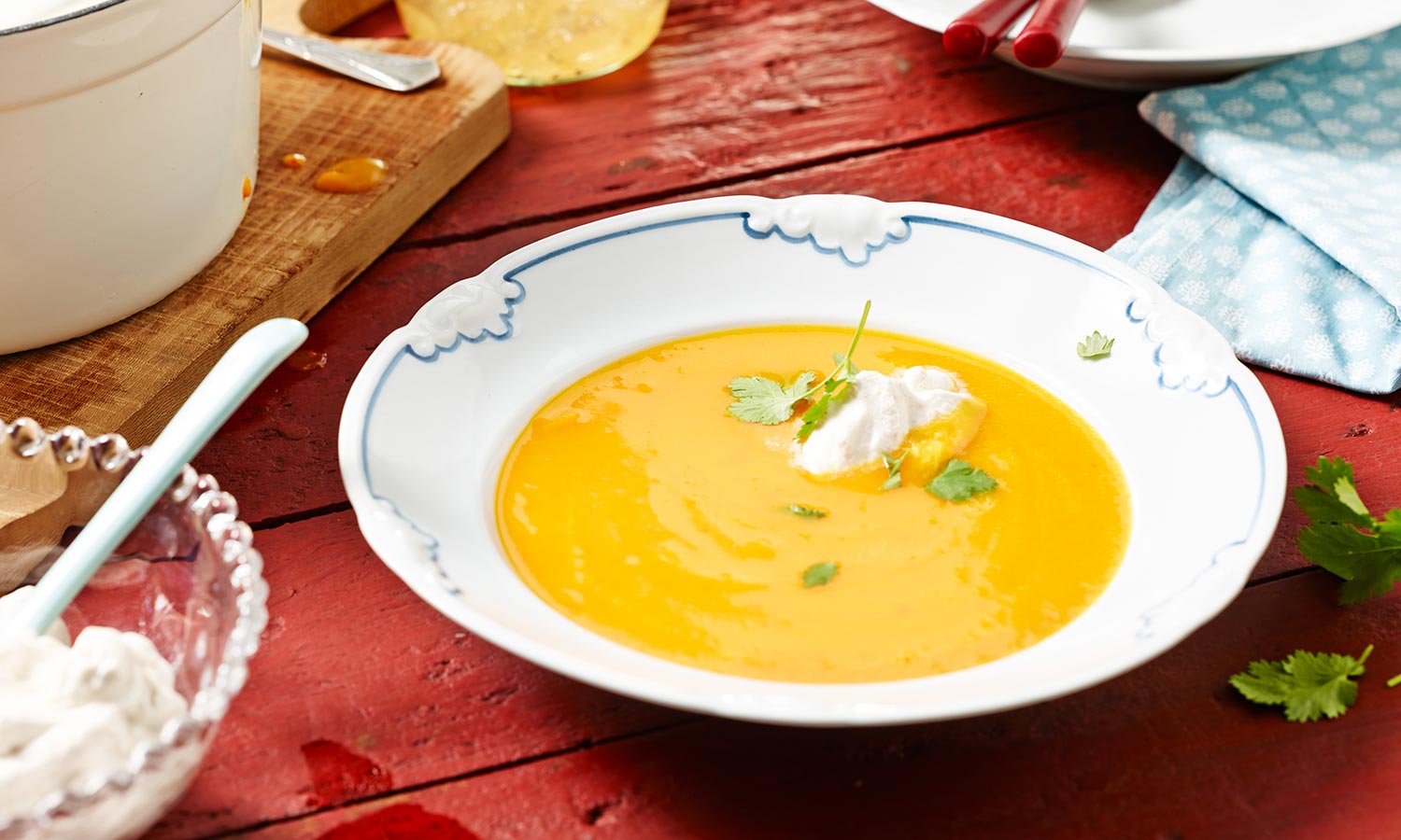 maggi-rezept-kuerbissuppe-gewuerzsahne