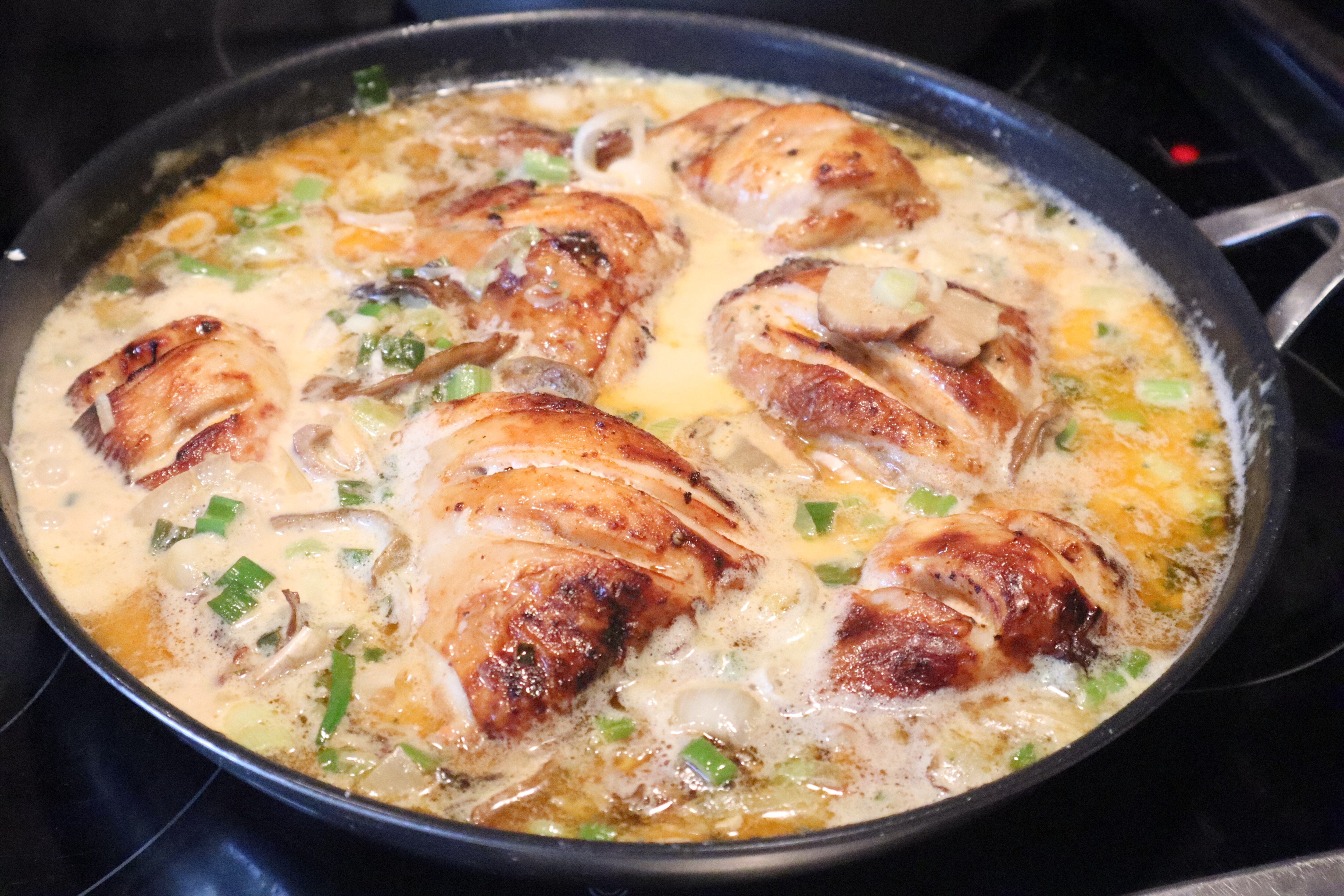 Gebackene Hühnchenschenkel in Shiitake Pilzrahmsauce